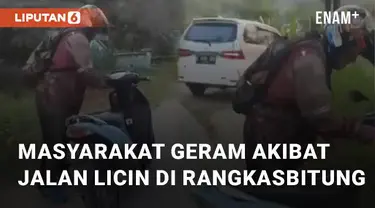 Pengendara motor tergelincir di jalan licin Palayangan Cimarga, Rangkasbitung-Leuwidamar. Kecelakaan ini terjadi pada Jumat (26/7/2024)