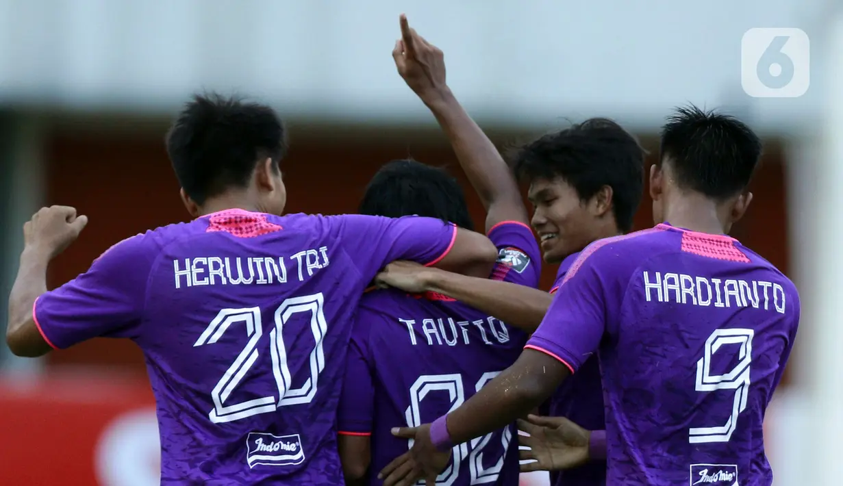 Pemain Persita Tangerang merayakan gol yang dicetak oleh Taufik Febriyanto ke gawang Bali United pada laga Piala Menpora 2021 di Stadion Maguwoharjo, Sleman, Jumat (2/4/2021). Laga berakhir imbang 1-1. (Bola.com/M Iqbal Ichsan)