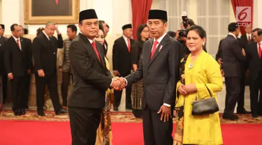 Presiden Joko Widodo atau Jokowi menyalami Komjen Syafruddin usai melantiknya sebagai Menteri Pendayagunaan Aparatur Negara dan Reformasi Birokrasi (PANRB) di Istana Negara, Jakarta, Rabu (15/8). Syafruddin menggantikan Asman Abnur. (Liputan6/HO/Pian)