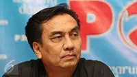 Anggota DPR F-PDIP Effendi Simbolon menjadi pembicara pada diskusi 'Freeport Bikin Repot' di Jakarta, Sabtu (21/11). (Liputan6.com/Immanuel Antonius)