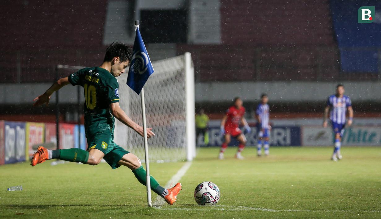 Pemain Persebaya Surabaya, Taisei Marukawa melakukan sepak pojok saat melawan Persiraja Banda Aceh dalam laga pekan ke-10 BRI Liga 1 2021/2022 di Stadion Maguwoharjo, Sleman, Minggu (31/10/2021). (Bola.com/Bagaskara Lazuardi)