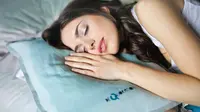 Ilustrasi Posisi Tidur Yang Tidak Tepat Credit: pexels.com/Andrea