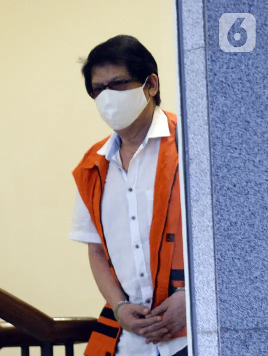 Mantan Kadis DPKAD Pemkot Bandung Herry Nurhayat tiba di Gedung KPK, Jakarta, Senin (22/6/2020). Herry akan menjalani persidangan secara online terkait dugaan korupsi pengadaan tanah untuk ruang terbuka hijau di lingkungan Pemerintah Kota Bandung Tahun 2012-2013. (merdeka.com/Dwi Narwoko)
