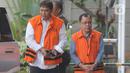 Mantan Direktur Pemasaran PTPN III (Persero) sekaligus Komisaris Utama PT KPBN, I Kadek Kertha Laksana dan Kepala Dinas PUPR Bengkayang nonaktif, Aleksius berjalan memasuki Gedung KPK, Selasa (31/12/2019). Keduanya mendatangi KPK untuk menandatangani berkas pemeriksaan P21. (merdeka.com/Dwi Narwoko)