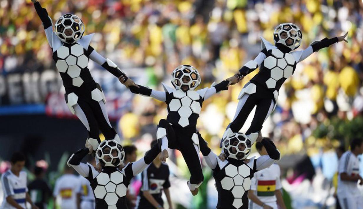 Pihak penyelenggara mengklaim diperlukan latihan selama 84 jam untuk acara pembukaan Piala Dunia 2014 di Corinthians Arena, Sao Paolo, Brasil, (13/6/2014). (AFP PHOTO/Dimitar Dilkoff)