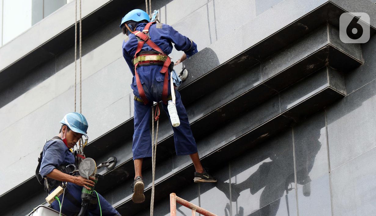 Aktivitas pekerja ketinggian di salah satu bagian gedung Pengadilan Negeri Jakarta Pusat, Rabu (18/11/2020). Kemenaker terus melakukan berbagai upaya menekan angka kecelakaan kerja, diantaranya peningkatan regulasi dan budaya Kesehatan dan Keselamatan Kerja (K3). (Liputan6.com/Helmi Fithriansyah)