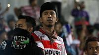 Wajah-wajah K-Conk Mania yang tengah serius menyaksikan timnya Madura United melawan Persiba Balikpapan pada Torabika SC 2016 di Stadion Gelora Bangkalan, Senin(13/6/2016).  (Bola.com/Nicklas Hanoatubun)