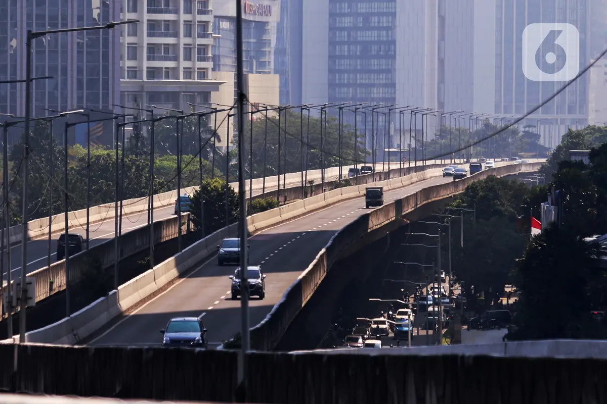 FOTO: Suasana Jalan Utama Jakarta Saat Perpanjangan PPKM Level 4
