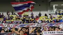 Suporter Thailand memberi dukungan saat melawan Indonesia pada laga kualifikasi Piala Dunia 2022 di SUGBK, Jakarta, Selasa (10/9). Indonesia takluk 0-3 dari Thailand. (Bola.com/M Iqbal Ichsan)