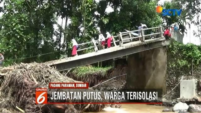Lebih dari 200 warga di Padang Pariaman, Sumbar, terisolir lantaran jembatan ambruk diterjang banjir.