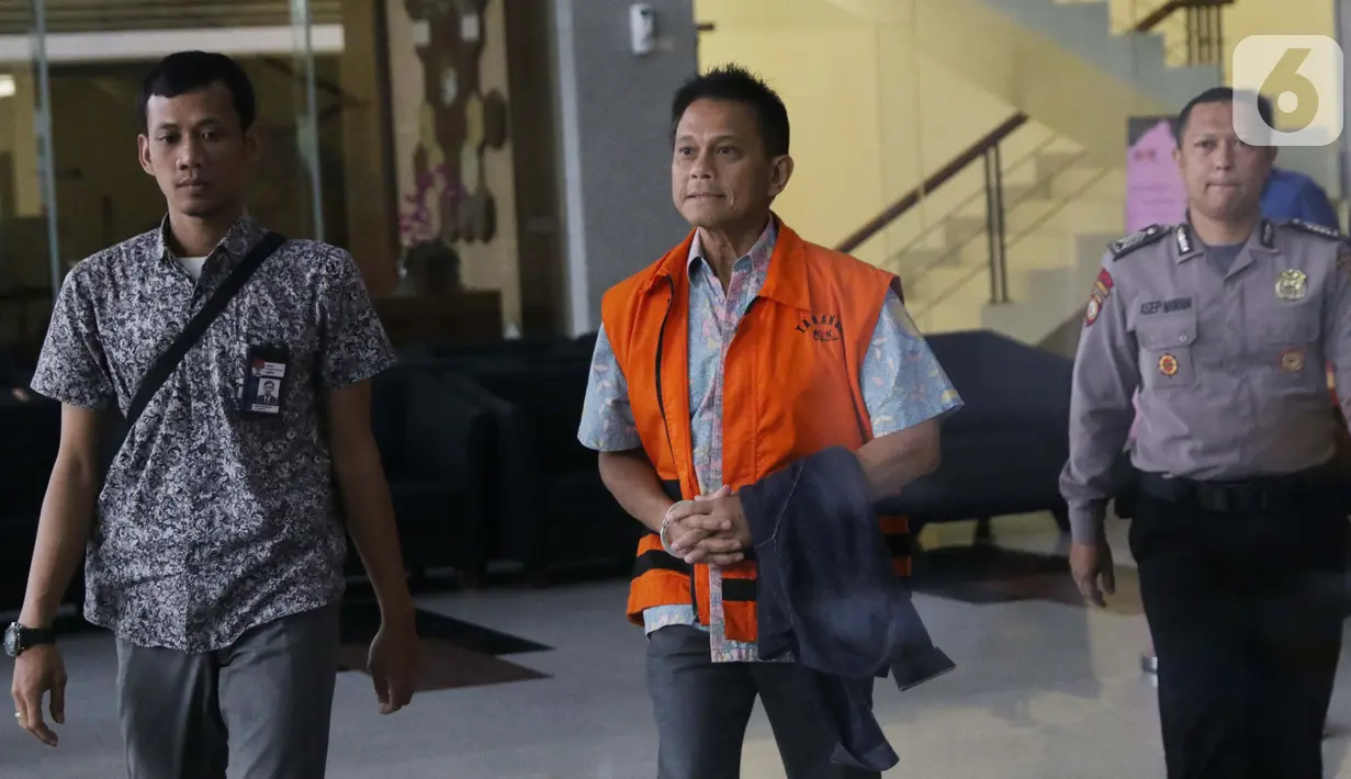 Tersangka kasus dugaan suap pengadaan mesin Rolls-Royce untuk pesawat Airbus milik Garuda Indonesia pada periode 2005-2014, Soetikno Soedarjo (tengah) usai menjalani pemeriksaan lanjutan di Gedung KPK, Jakarta, Selasa (8/10/2019). (Liputan6.com/Helmi Fithriansyah)