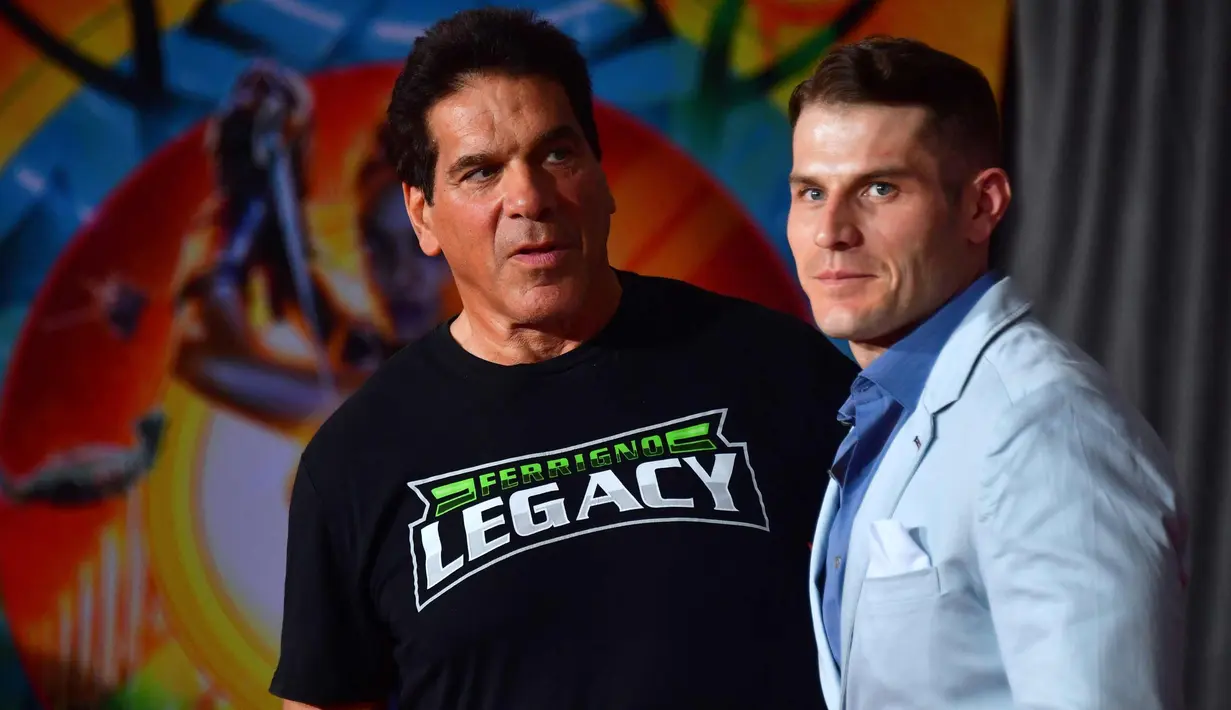 Aktor Lou Ferrigno (kiri) dan putranya Lou Jr menghadiri pemutaran Thor: Ragnarok di Los Angeles, California, AS, (11/10). Lou Ferrigno dikenal pemeran 'Hulk' asli dalam film 'The Incredible Hulk Returns' pada tahun 1988. (AFP Photo/Frederic J.Brown)