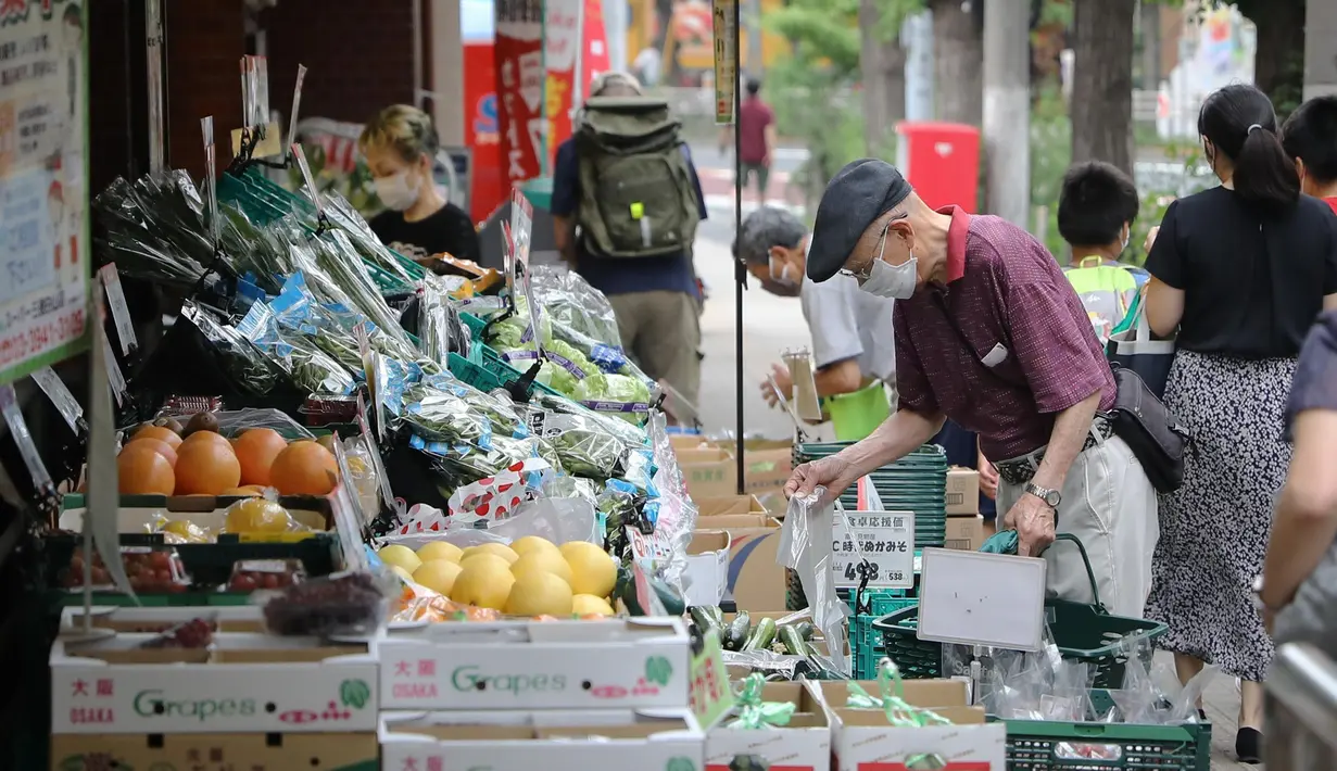 Orang-orang yang mengenakan masker memilih buah dan sayur di sebuah toko di Tokyo, Jepang (27/6/2020). Pemerintah kota metropolitan Tokyo mengonfirmasi 54 kasus infeksi baru COVID-19, menandai hari kelima berturut-turut penambahan kasus harian baru di ibu kota tersebut. (Xinhua/Du Xiaoyi)