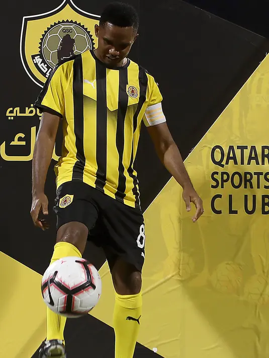 Penyerang Samuel Eto'o menunjukkan skill bermain bola selama presentasi dirinya di Doha, (14/8). Eks Striker Barcelona ini menandatangani kontrak selama satu tahun di klub tersebut. (AFP Photo/Karim Jaafar)