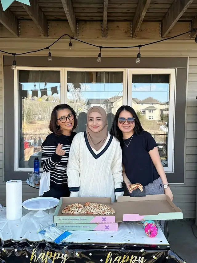 Potret Tampak Depan Rumah Cindy Fatikasari di Kanada yang Sederhana, Dibalut Ornamen Kayu Bernuansa Sejuk dan Nyaman