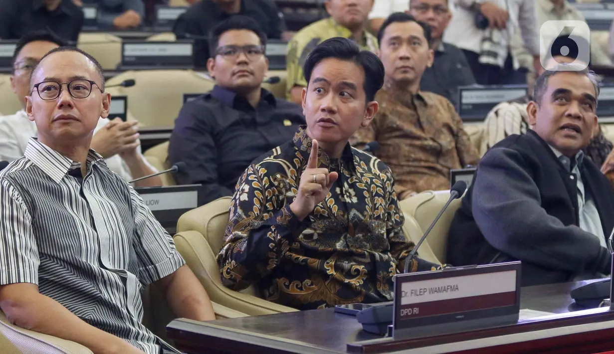 Wakil Presiden terpilih 2024-2029, Gibran Rakabuming Raka (tengah depan) menghadiri gladi bersih pelantikan Presiden dan Wakil Presiden di Gedung Nusantara, Kompleks Parlemen, Senayan, Jakarta, Sabtu (19/10/2024). (Liputan6.com/Herman Zakharia)