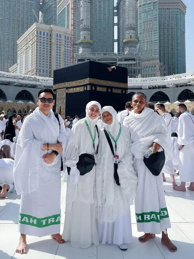 7 Momen Jenita Janet Jalani Umroh Bareng Keluarga, Penampilannya Bikin Pangling