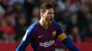 Selebrasi penyerang Barcelona Lionel Messi usai mencetak gol ke gawang Sevilla pada laga La Liga di Stadion Ramon Sanchez Pizjuan, Sevilla, Sabtu (23/2). Messi mencetak hattrick. (JORGE GUERRERO/AFP)