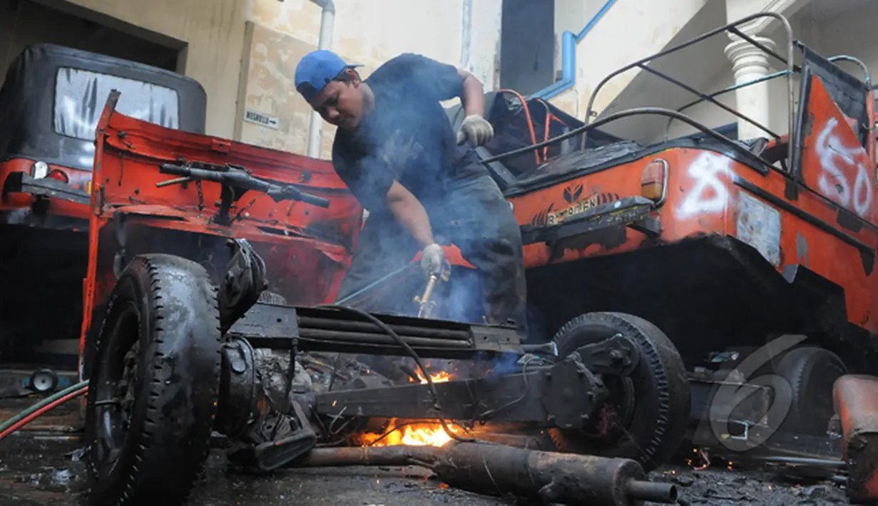 Proses pemusnahan bajaj orange. babaj orange akan diremajakan dan diganti menjadi berbahan bakar gas, Jakarta, Rabu (4/3/2015). (Liputan6.com/Herman Zakharia)