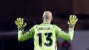 Kiper Manchester City, Willy Caballero mengangkat tangannya usai pertandingan melawan AS Monaco pada leg kedua babak 16 besar Liga Champions di stadion Louis II, Monaco (16/3). City gagal lolos ke perempat final Liga Champions. (AP/Claude Paris)