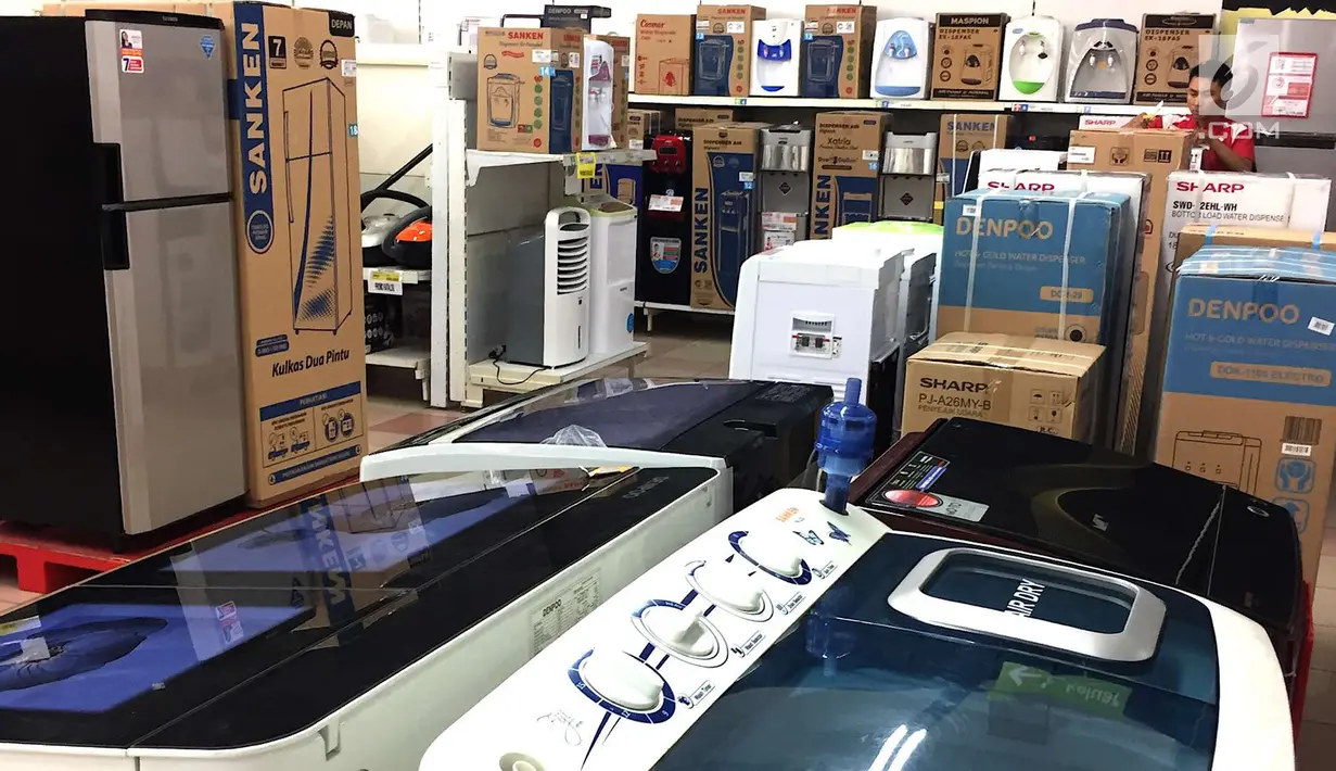 Pekerja merapikan barang elektronik yang dijual di pusat perbelanjaan di Jakarta, Rabu (5/9). Nilai tukar rupiah yang bergerak melemah hingga menembus Rp 14.920 per dolar AS berpotensi mengerek harga barang elektronik. (Liputan6.com/Immanuel Antonius)
