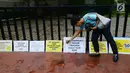 Aktivis Koalisi Pejalan Kaki tabur bunga untuk memperingati Hari Pejalan Kaki Nasional di Tugu Tani, Jakarta, Selasa, (22/1). Menurut WHO, korban tewas akibat kecelakaan lalu lintas di Indonesia pada 2016 mencapai 31.282 orang. (Merdeka.com/Imam Buhori)
