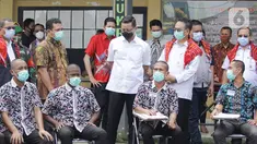 Menteri Sosial Juliari P Batubara (tengah), jajaran Direksi dan Kepala Rehabilitasi Sosial Korban Penyalahgunaan NAPZA berbincang dengan korban Penyalahgunaan NAPZA pada acara bantuan sembako penanganan Covid-19 Kemensos di Deli Serdang, Sumut, Jumat (13/11/2020). (Liputan6.com/Pool/Kemensos)