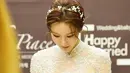 Pasangan ini tetap ingin berbagi kebahagiaan dengan publik. Saat menikah, Jung Ah tampil cantik dengan mengenakan gaun pernikahan warna putih. Rambutnya dihiasi dengan bando bunga yang sederhana. (Foto: soompi.com)