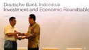 Director, Chief Country Officer Deutsche Bank Indonesia, Kunardy Lie memberikan plakat kepada Menko Kemaritiman, Luhut Pandjaitan usai acara Economy and Investment Roundtable 2016 di Jakarta (03/11). (Liputan6.com/Fery Pradolo)