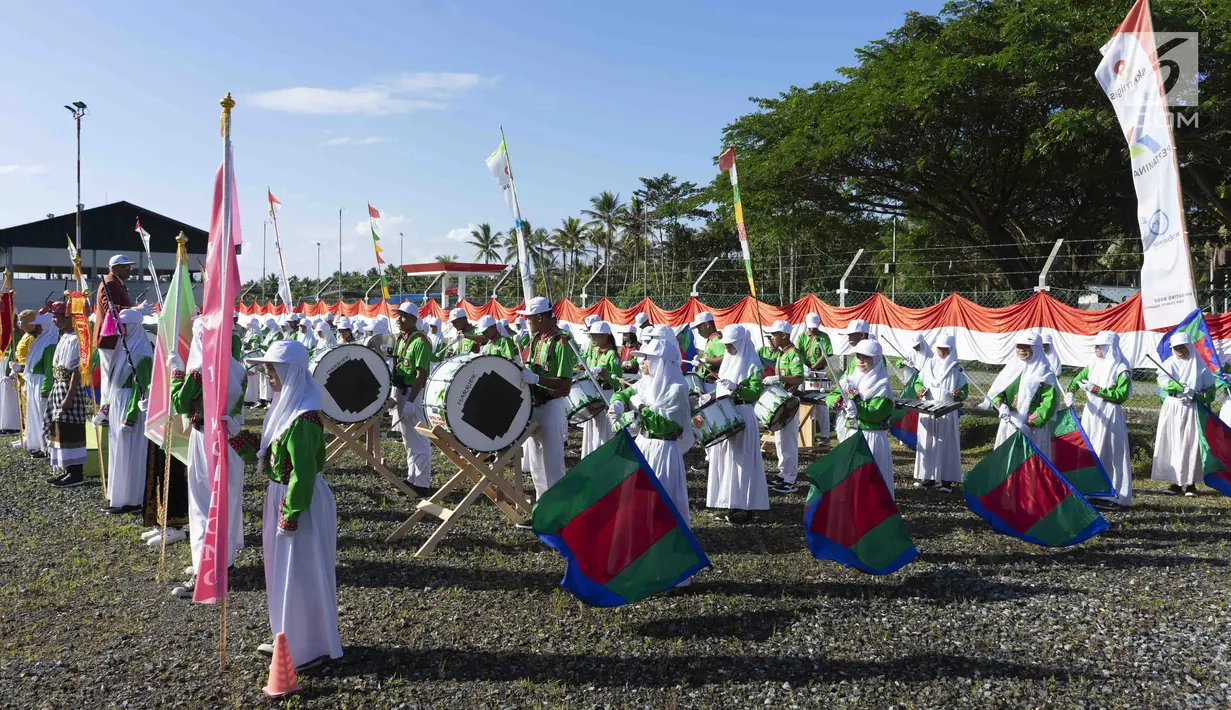 Pelajar yang tergabung dalam kelompok marching band memainkan alat musik saat upacara HUT ke-74 RI di JOB Pertamina-Medco E&P Tomori Sulawesi, Sabtu (17/8/2019). Keberadaan marching band binaan tersebut dalam rangka memeriahkan HUT ke-74 RI. (Liputan6.com/Immanuel Antonius)