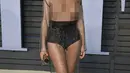 Penyanyi asal Albania, Bleona Qereti berpose saat tiba menghadiri Vanity Fair Oscar Party di Beverly Hills, California, AS (4/3). Bleona Qereti tampil vulgar dengan busana jaring-jaring transparan. (Photo by Evan Agostini/Invision/AP)