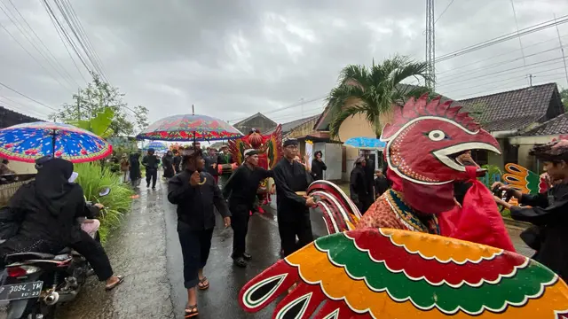 Ritual adat Barong ider bumi berlangsung meria meski di bawah rintik hujan di Banyuwangi (Istimewa)