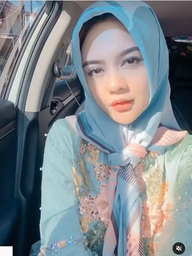 6 Potret Jenita Janet Saat Pakai Hijab, Bikin Pangling