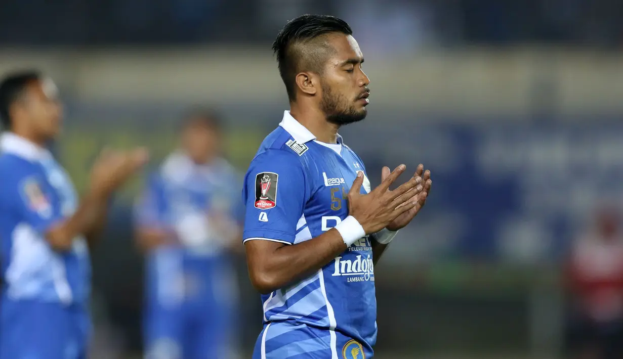 Pemain Persib, Zulham Malik Zamrun, berdoa sebelum bertanding melawan Pusamania Borneo FC dalam laga leg kedua perempatfinal Piala Presiden 2015 di Stadion Si Jalak Harupat, Bandung, Sabtu (26/9/2015). (Bola.com/Arief Bagus)