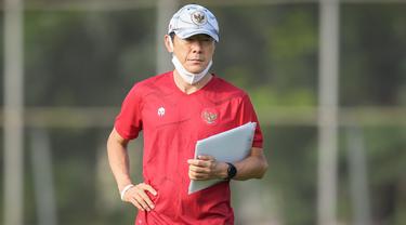 Pelatih Timnas Indonesia, Shin Tae-yong terlihat selalu mengubah formasinya selama babak penyisihan grup B Piala AFF 2020. Namun, ada beberapa pemain yang selalu menjadi pilihan utama pelatih asal Korea Selatan tersebut. Berikut 5 pemain kepercayaan Shin Tae-yong. (Bola.com/Bagaskara Lazuardi)