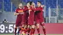 Para pemain AS Roma merayakan gol yang dicetak oleh Gianluca Mancini ke gawang Verona pada laga Liga Italia di Stadion Olimpico, Roma, Minggu (31/1/2021). AS Roma menang dengan skor 3-1. (Alfredo Falcone/LaPresse via AP)
