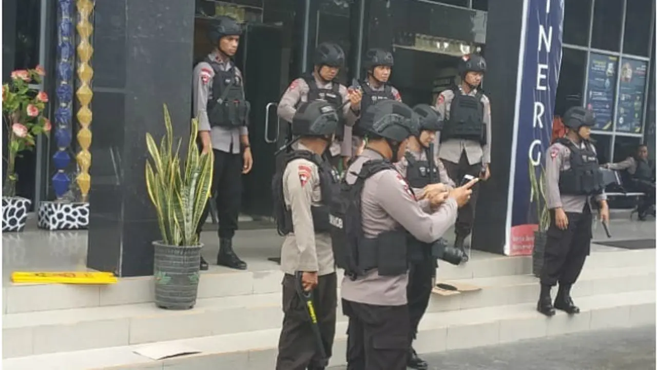 Diteror Bom, Pegawai Kantor Pajak Gorontalo Berhamburan Keluar Gedung