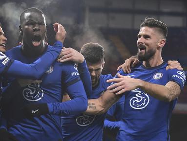 Bek Chelsea, Kurt Zouma (kedua dari kiri), melakukan selebrasi bersama rekan-rekannya usai mencetak gol kedua Chelsea ke gawang Leeds United dalam laga lanjutan Liga Inggris pekan ke-11 di Stamford Bridge, London, Sabtu (5/12/2020). Chelsea menang 3-1 atas Leeds United. (Pool via AP/Mike Hewitt)
