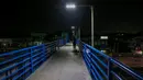Pejalan kaki berjalan di atas jembatan penyeberangan selama pemberlakuan jam malam di Quezon City, 18 Maret 2020. Presiden Filipina Rodrigo Duterte menyatakan status bencana nasional selama enam bulan di tengah meningkatnya kasus virus corona Covid-19 di negara itu. (Xinhua/Rouelle Umali)