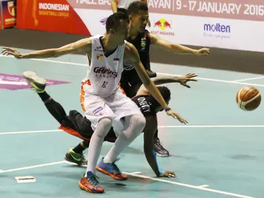 Pemain Hangtuah, Richardo Uneputty terjatuh saat berebut bola dengan pemain Garuda Bandung, Falconi pada lanjutan IBL Reguler Season 2015-2016 di Hall A Senayan, Jakarta, Selasa (12/1/2016). Garuda Bandung menang 67-62. (Bola.com/Nicklas Hanoatubun)