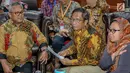 Mantan Ketua Mahkamah Konstitusi (MK)Mahfud MD berbincang dengan Ketua Komisi Pemilihan Umum (KPU) Arief Budiman di Gedung KPU, Jakarta, Rabu (24/4). Kedatangan Mahfud MD untuk memberikan dukungan moral kepada pimpinan KPU terkait penyelenggaraan pemilu serentak. (Liputan6.com/Faizal Fanani)