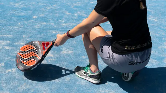Potret orang dengan raket padel