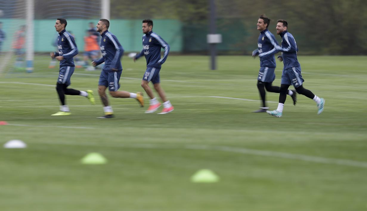 Para pemain Argentina melakukan pemanasan saat sesi latihan jelang melawan Venezuela pada kualifikasi Piala Dunia 2018 di Buenos Aires, Argentina, (3/9/2017). (AP/Natacha Pisarenko)