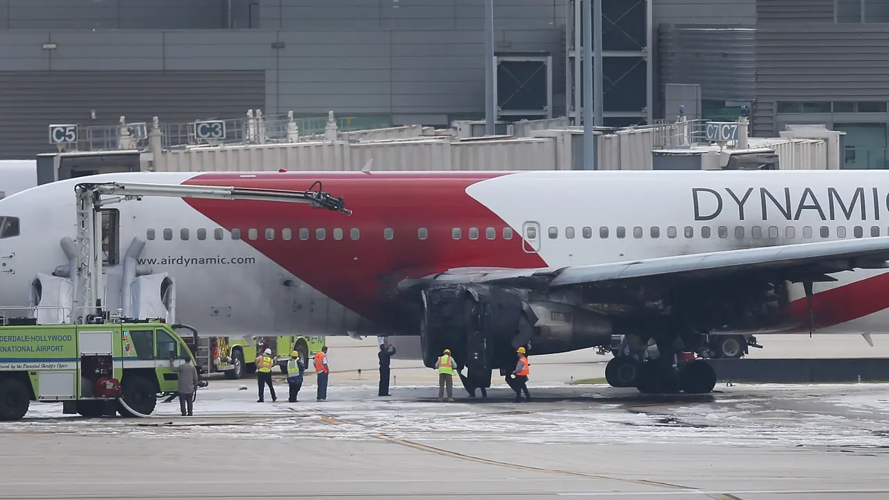 20151029-Detik-detik Pesawat Terbakar Saat Akan Lepas Landas di Bandara Florida-Amerika