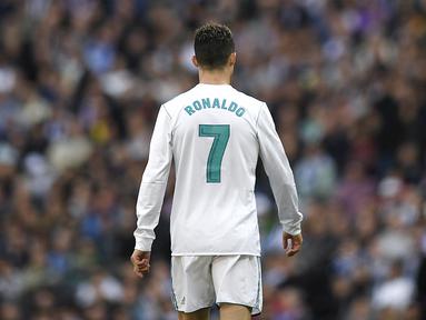 Bintang Real Madrid, Cristiano Ronaldo, tampak kecewa usai gagal mengalahkan Atletico Madrid pada laga La Liga Spanyol di Stadion Santiago Bernabeu, Madrid, Minggu (8/4/2018). Kedua klub bermain imbang 1-1. (AFP/Gabriel Bouys)