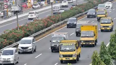 Sejumlah truk melintas di ruas Tol Dalam Kota Cawang-Pluit, Jakarta, Rabu (8/8). Mulai 18 Agustus-2 September 2018 atau selama perhelatan Asian Games, Pemprov DKI menerapkan pembatasan truk golongan III, IV, dan V. (Merdeka.com/Iqbal S. Nugroho)