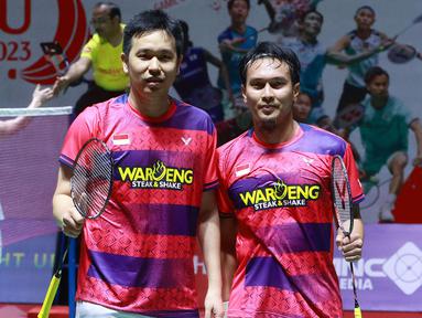 Indonesia menyisakan 3 wakilnya di babak semifinal All England 2023 yang akan digelar Sabtu (18/3/2023). Dalam babak perempatfinal yang digelar di Utilita Arena, Birmingham, Inggris, Jumat (17/3/2023), wakil ganda campuran Rehan Naufal Kusharjanto/Lisa Ayu Kusumawati dan dua ganda putra Fajar Alfian/Muhammad Rian Ardianto serta Mohammad Ahsan/Hendra Setiawan sukses menyingkirkan lawan-lawannya. (Bola.com/M Iqbal Ichsan)