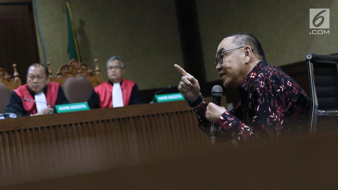 Terdakwa dugaan suap pembangunan PLTU Riau-1, Johannes Budisutrisno Kotjo memberi keterangan pada sidang lanjutan di Pengadilan Tipikor, Jakarta, Kamis (15/11). Sidang mendengarketerangan terdakwa. (Liputan6.com/Helmi Fithriansyah)