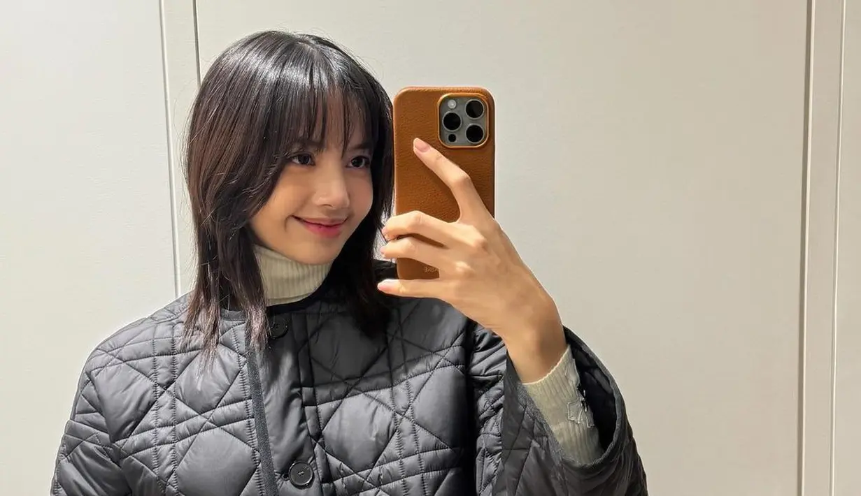 <p>Sebagai global brand ambassador Celine yang kerap tampil dalam balutan Celine, maka tak heran penggemar dibuat takjub dengan penampilan Lisa dengan Dior. Bagaimana menurutmu, Sahabat Fimela? [@lalalalisa_m]</p>