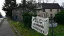 Sebuah banner di depan rumah yang disewakan di desa Alwine, Negara Bagian Brandenburg, 30 November 2017. Rumah kosong mencerminkan nasib daerah di bekas kawasan komunis Jerman timur sejak penyatuan kembali negara itu 27 tahun lalu. (Tobias Schwarz/AFP)